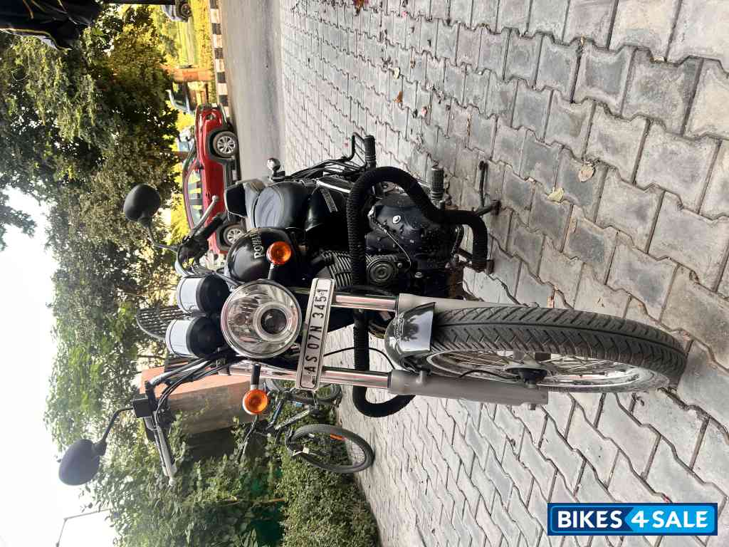 Black Royal Enfield Thunderbird 500