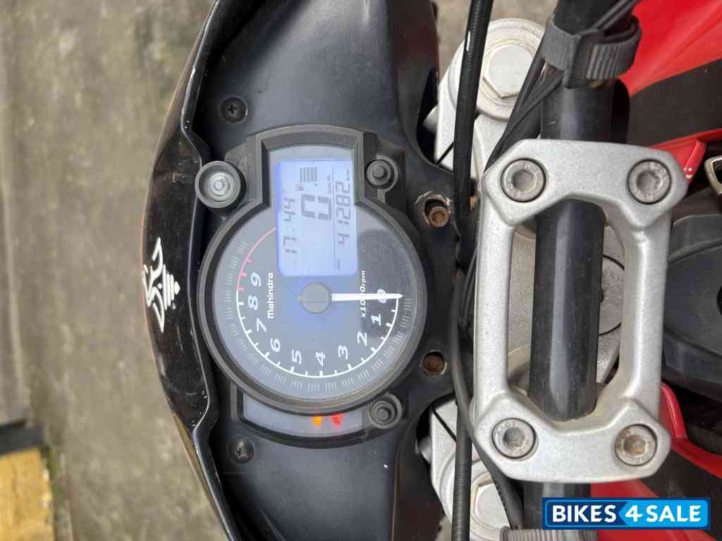 Pearl Black/red Mahindra Mojo 300 ABS BS6