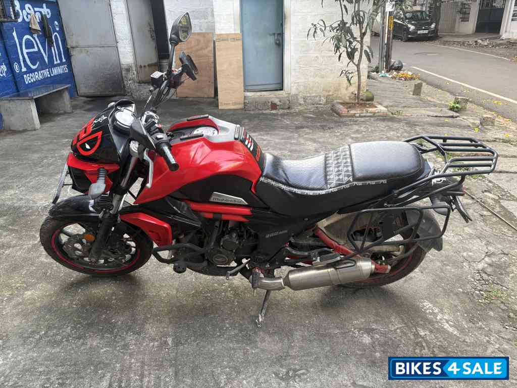Pearl Black/red Mahindra Mojo 300 ABS BS6