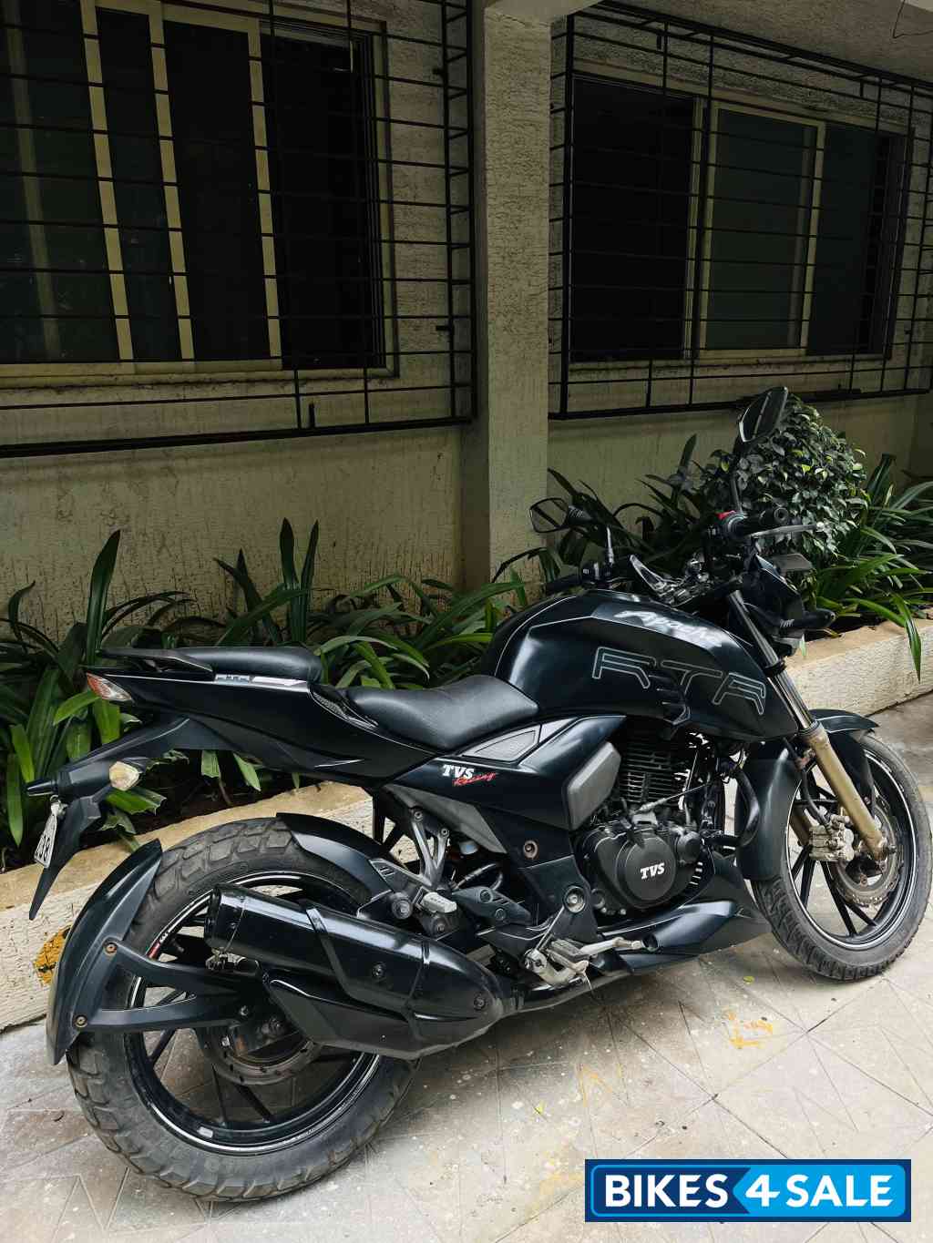 Black TVS Apache RTR 200 4V