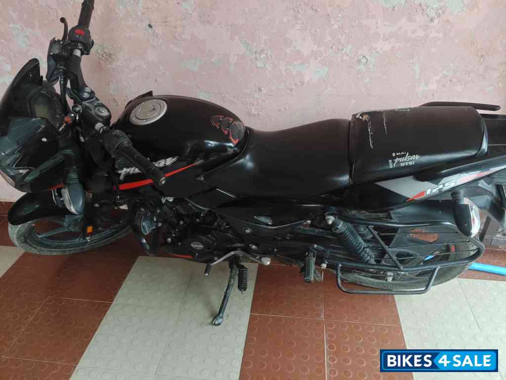 Black Bajaj Pulsar 125 Carbon Fibre Disc Split Seat