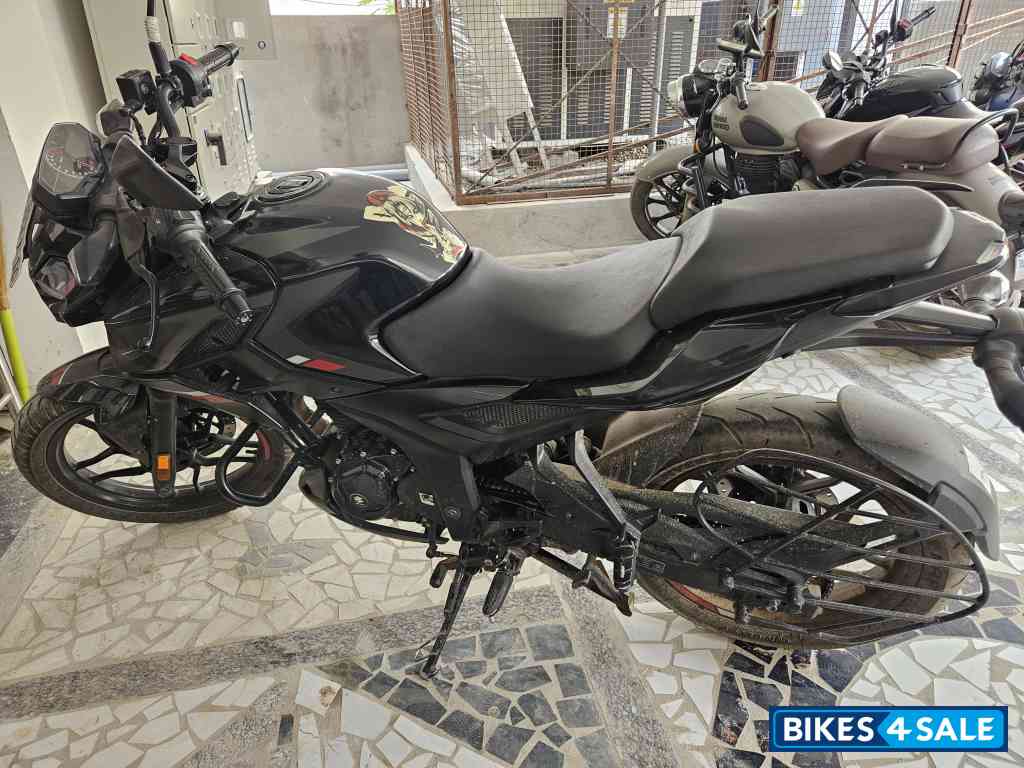 Black Bajaj Pulsar N160