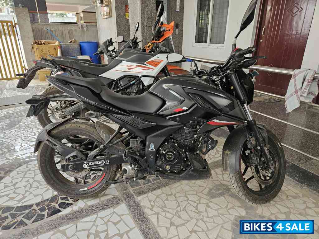 Black Bajaj Pulsar N160
