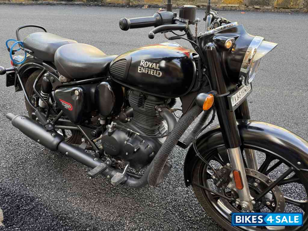 Black Royal Enfield Classic Stealth Black