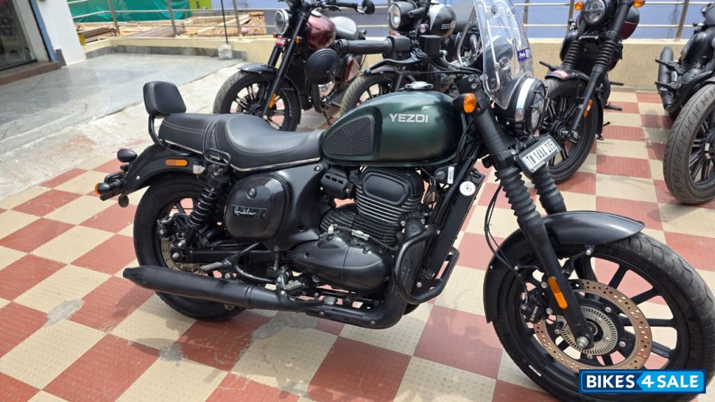 Hunter Green Yezdi Roadster Dual Tone Hunter Green Yezdi Roadster Dual Tone