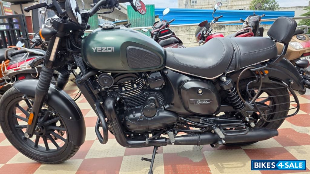 Hunter Green Yezdi Roadster Dual Tone Hunter Green Yezdi Roadster Dual Tone