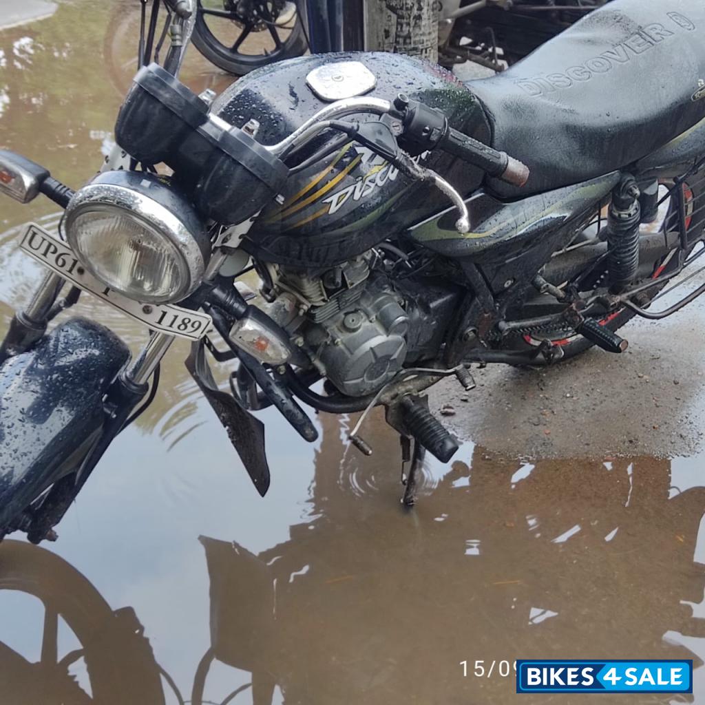 Black Bajaj Discover 125