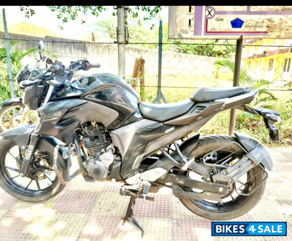 Black Yamaha FZ 25 BS6