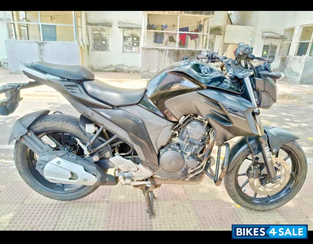 Black Yamaha FZ 25 BS6