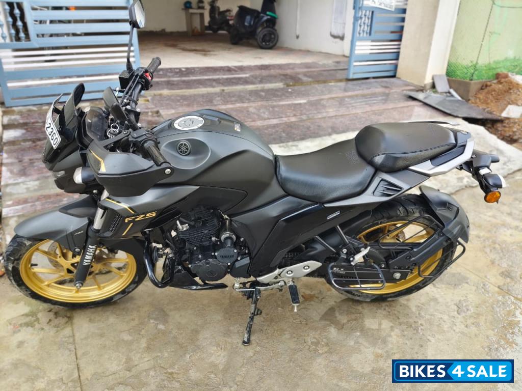 Black Yamaha FZS 25 BS6
