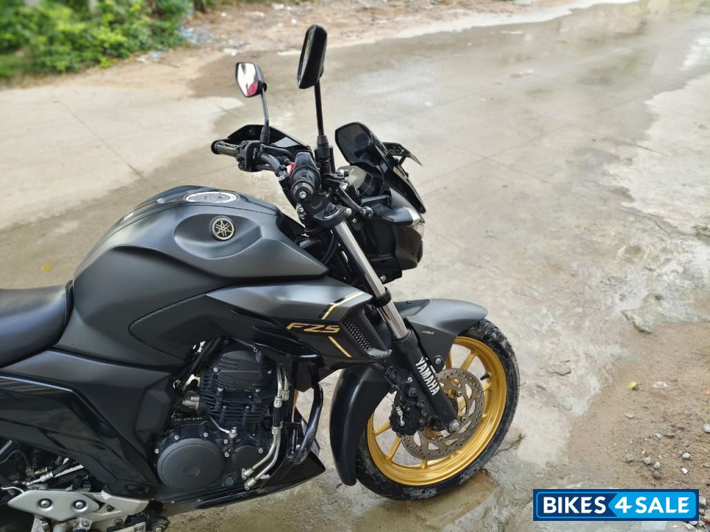 Black Yamaha FZS 25 BS6