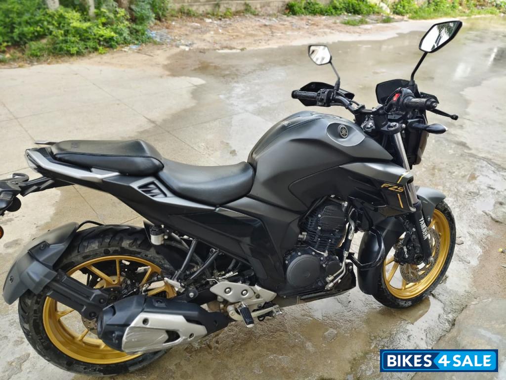 Black Yamaha FZS 25 BS6