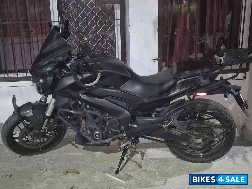 Black Bajaj Dominar 400