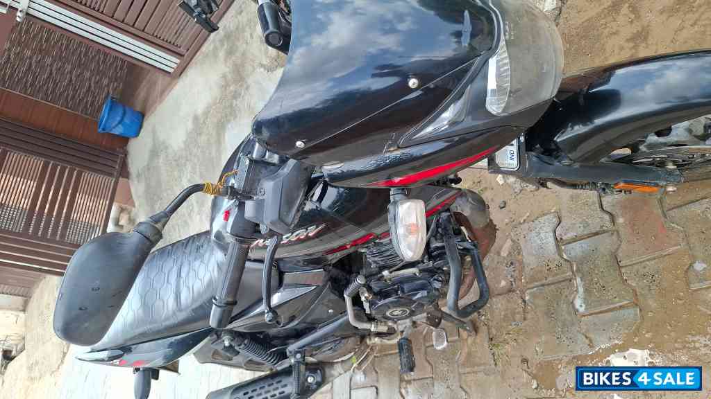 Black Bajaj Pulsar 125 Neon BS6