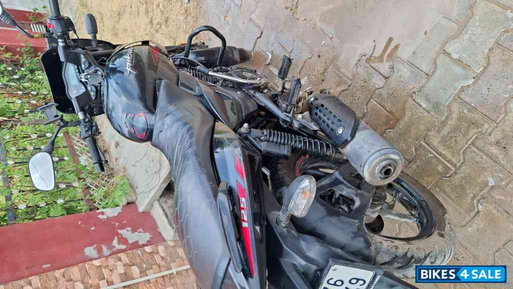 Black Bajaj Pulsar 125 Neon BS6