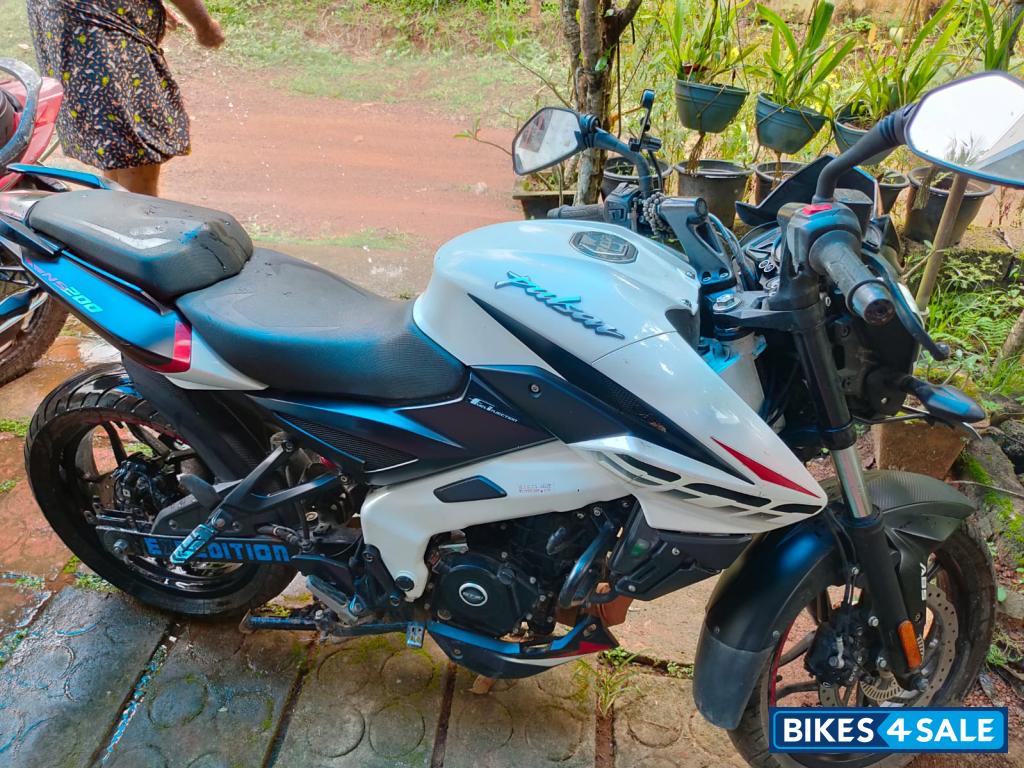 White Bajaj Pulsar 200 NS