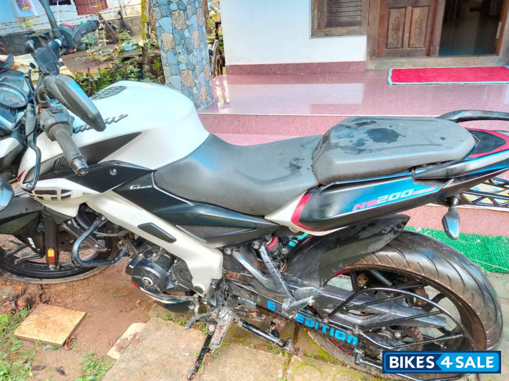 White Bajaj Pulsar 200 NS