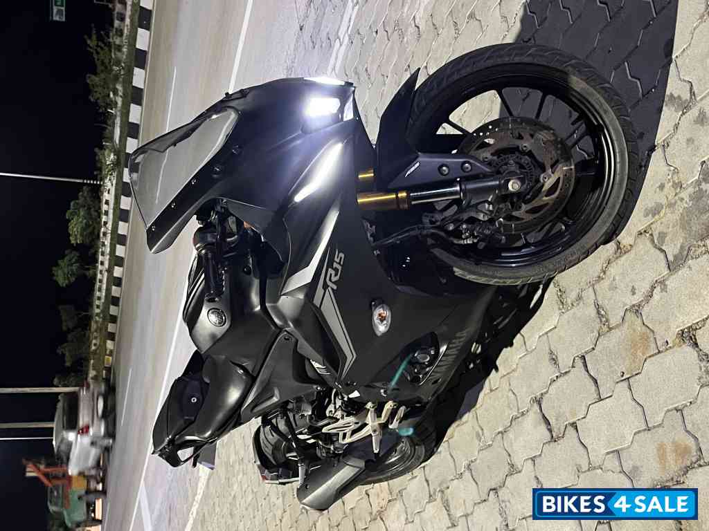 Low Glossy Black Yamaha R15 V4 Low Glossy Black Yamaha R15 V4