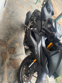 Low Glossy Black Yamaha R15 V4