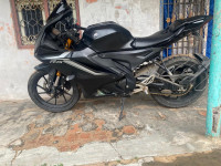 Low Glossy Black Yamaha R15 V4
