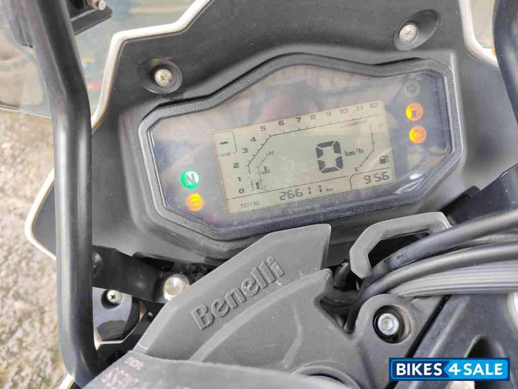 White Benelli TRK 251