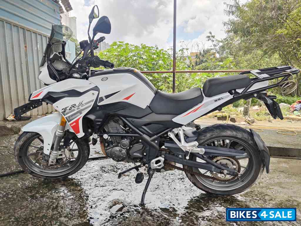 White Benelli TRK 251