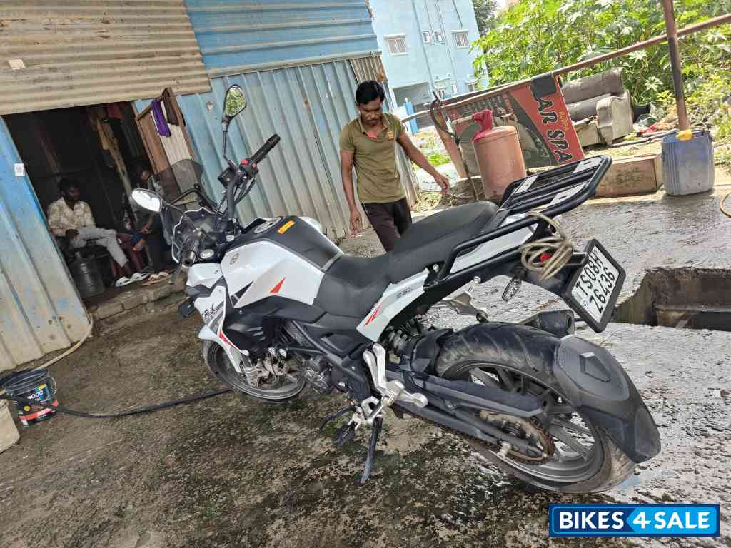 White Benelli TRK 251