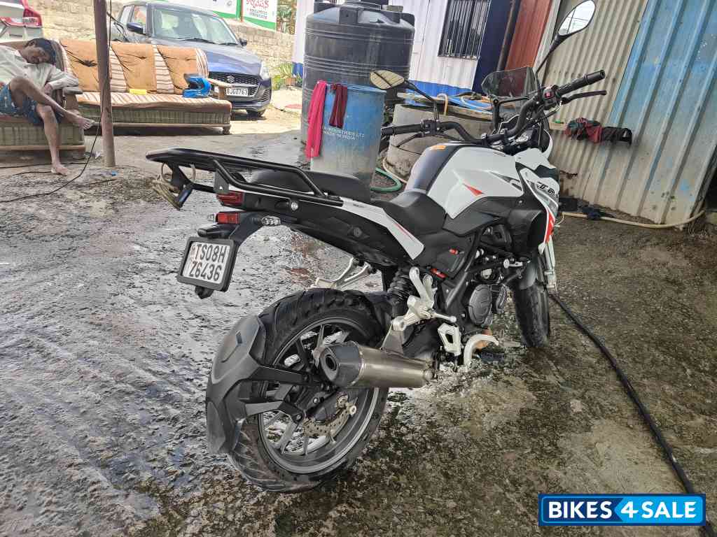 White Benelli TRK 251