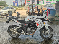 White Benelli TRK 251