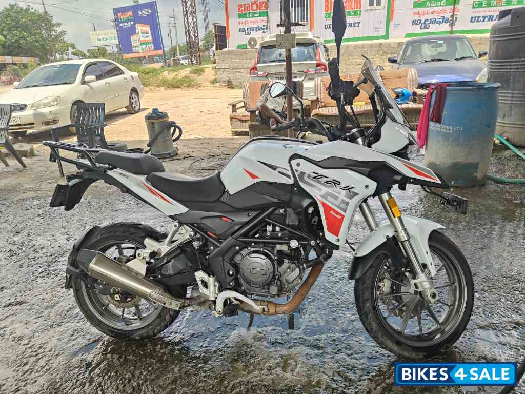 White Benelli TRK 251