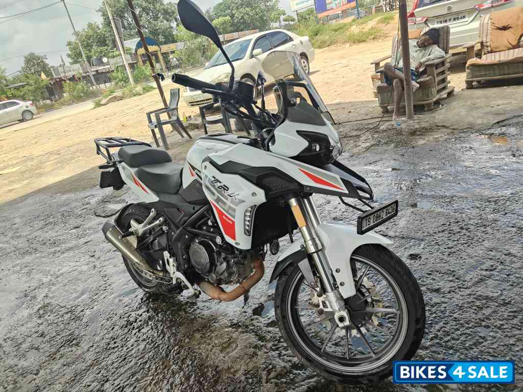 White Benelli TRK 251