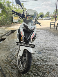 White Benelli TRK 251