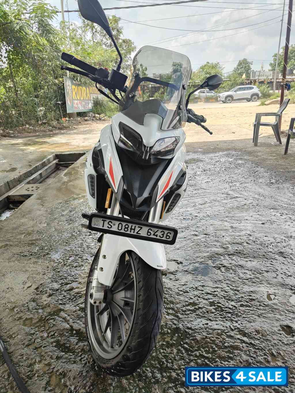 White Benelli TRK 251