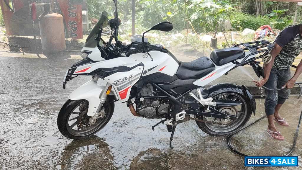 White Benelli TRK 251