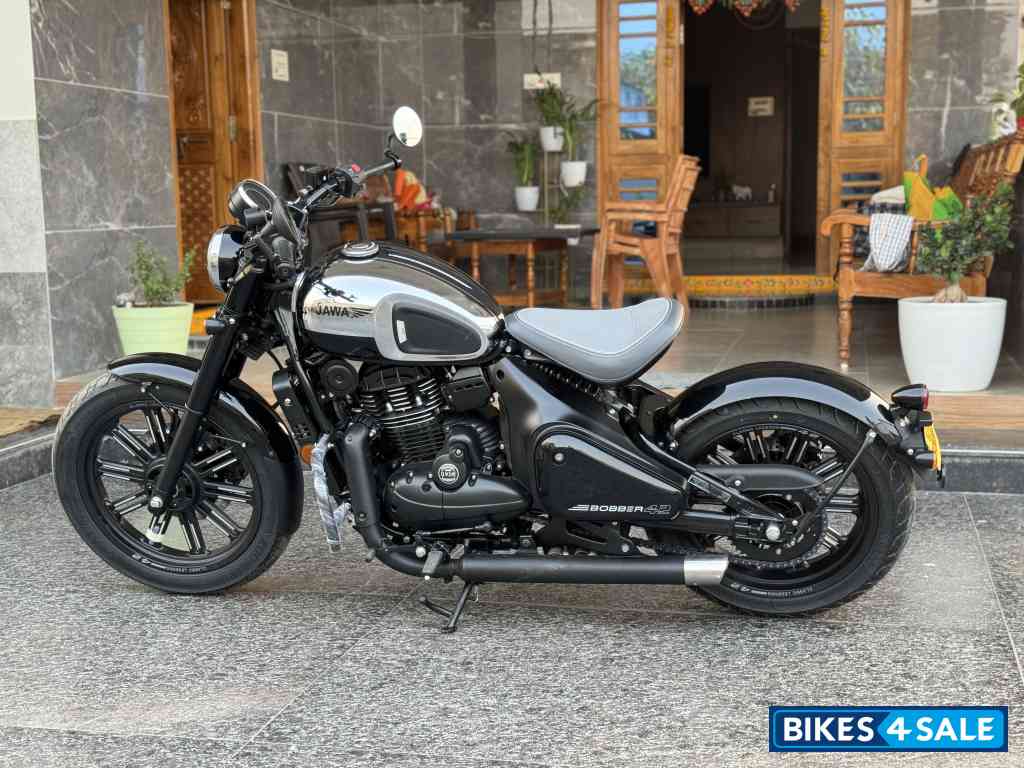 Jawa 42 Bobber Black Mirror