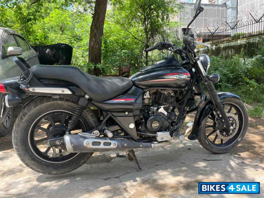 Black Bajaj Avenger 220 DTS-i