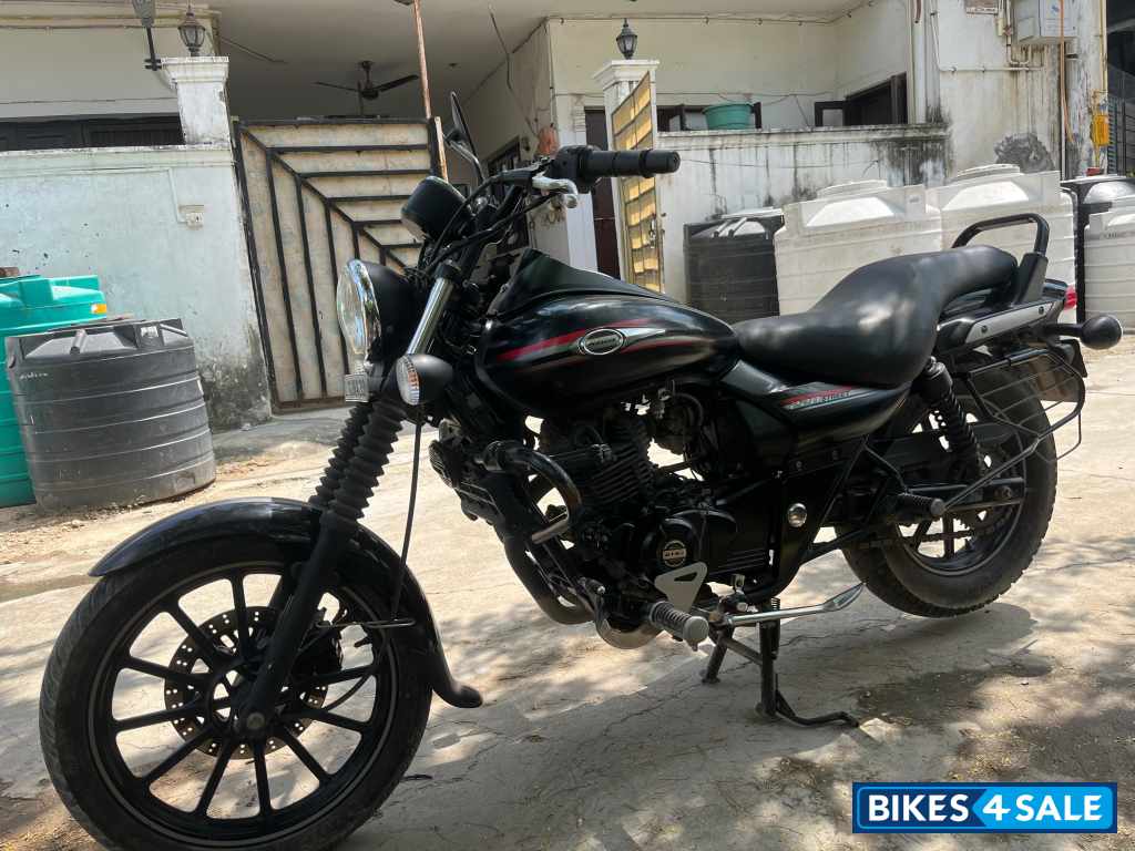 Black Bajaj Avenger 220 DTS-i