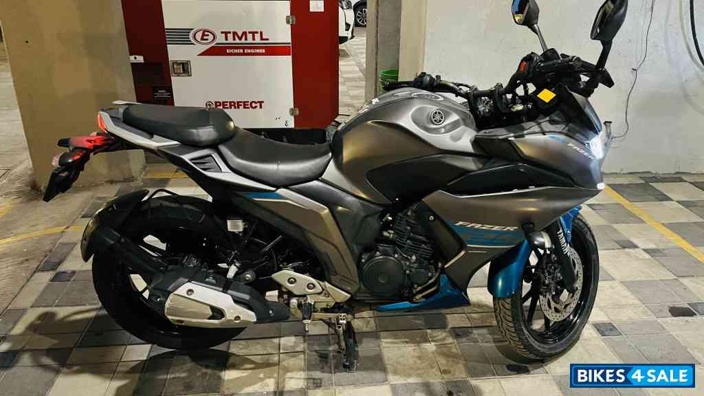 Blue Yamaha Fazer 25