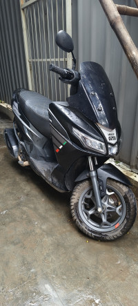 Black Aprilia SXR 125