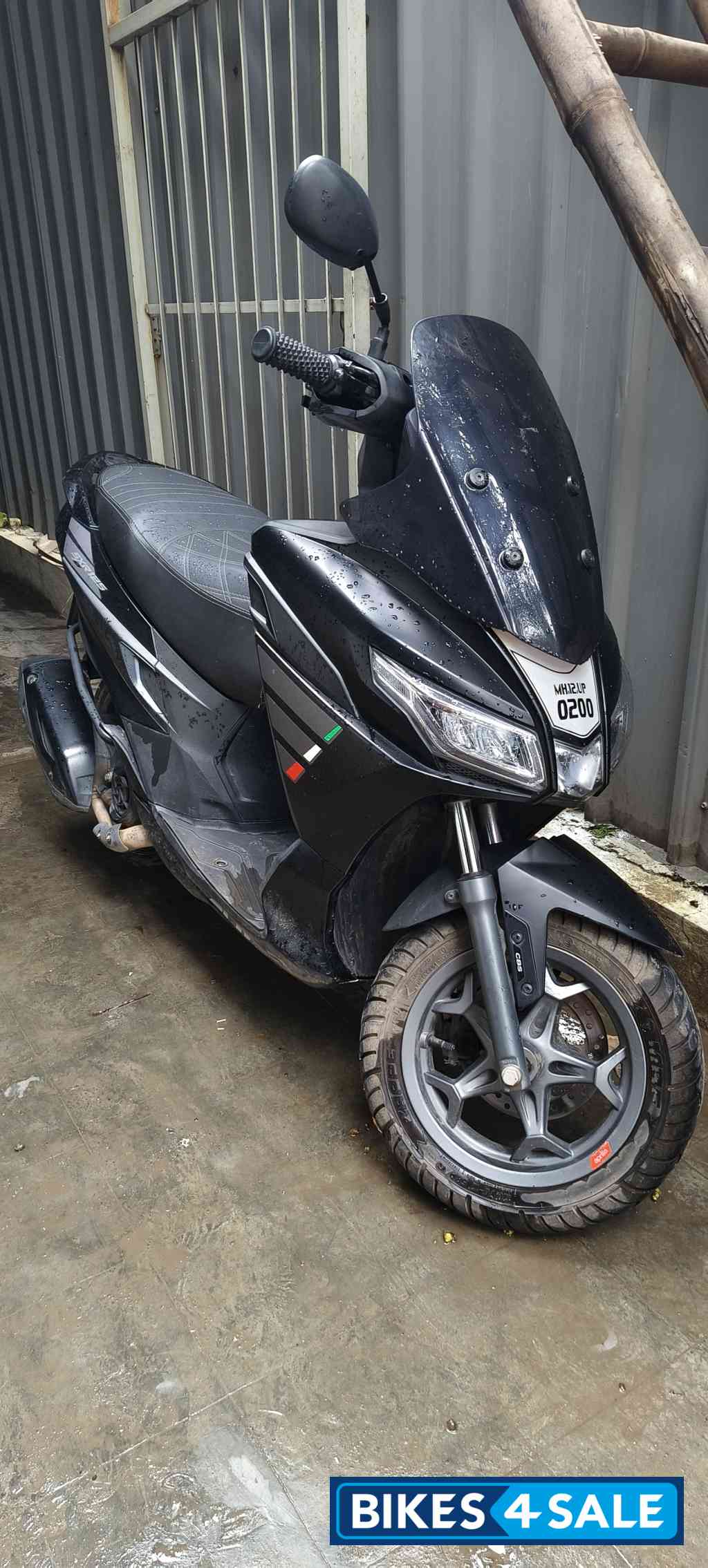 Black Aprilia SXR 125