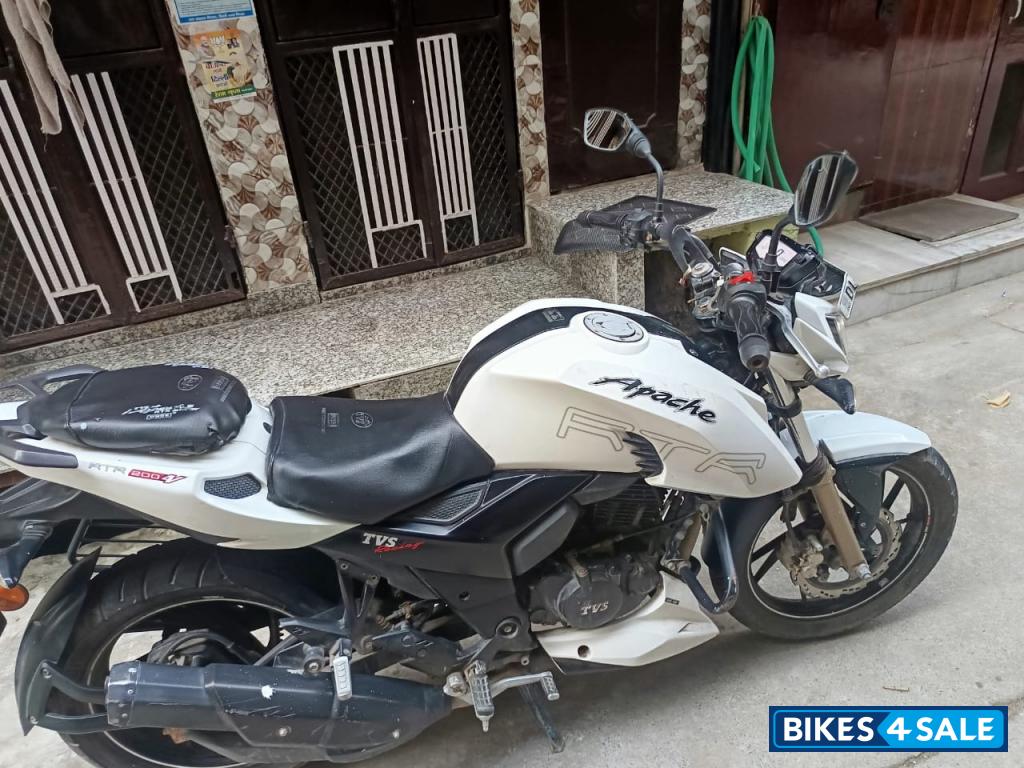 White TVS Apache RTR 200 4V