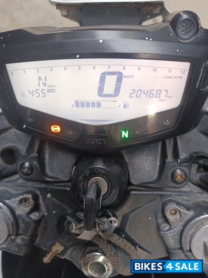 White TVS Apache RTR 200 4V