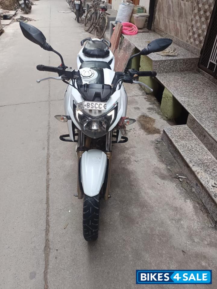 White TVS Apache RTR 200 4V