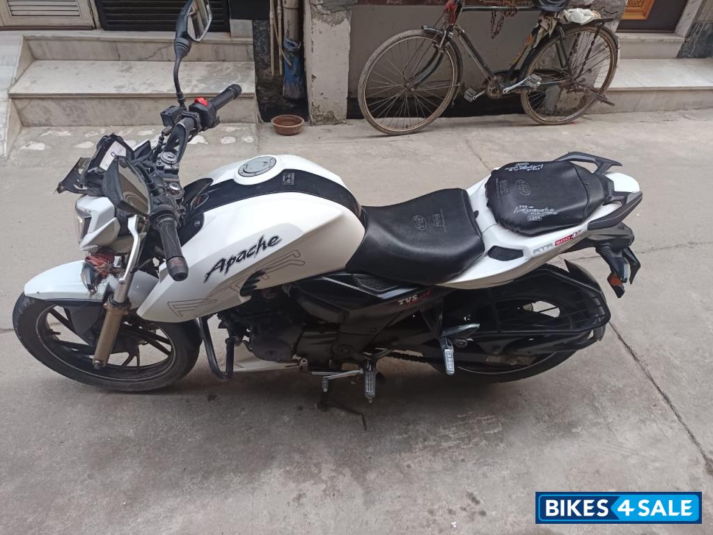 White TVS Apache RTR 200 4V