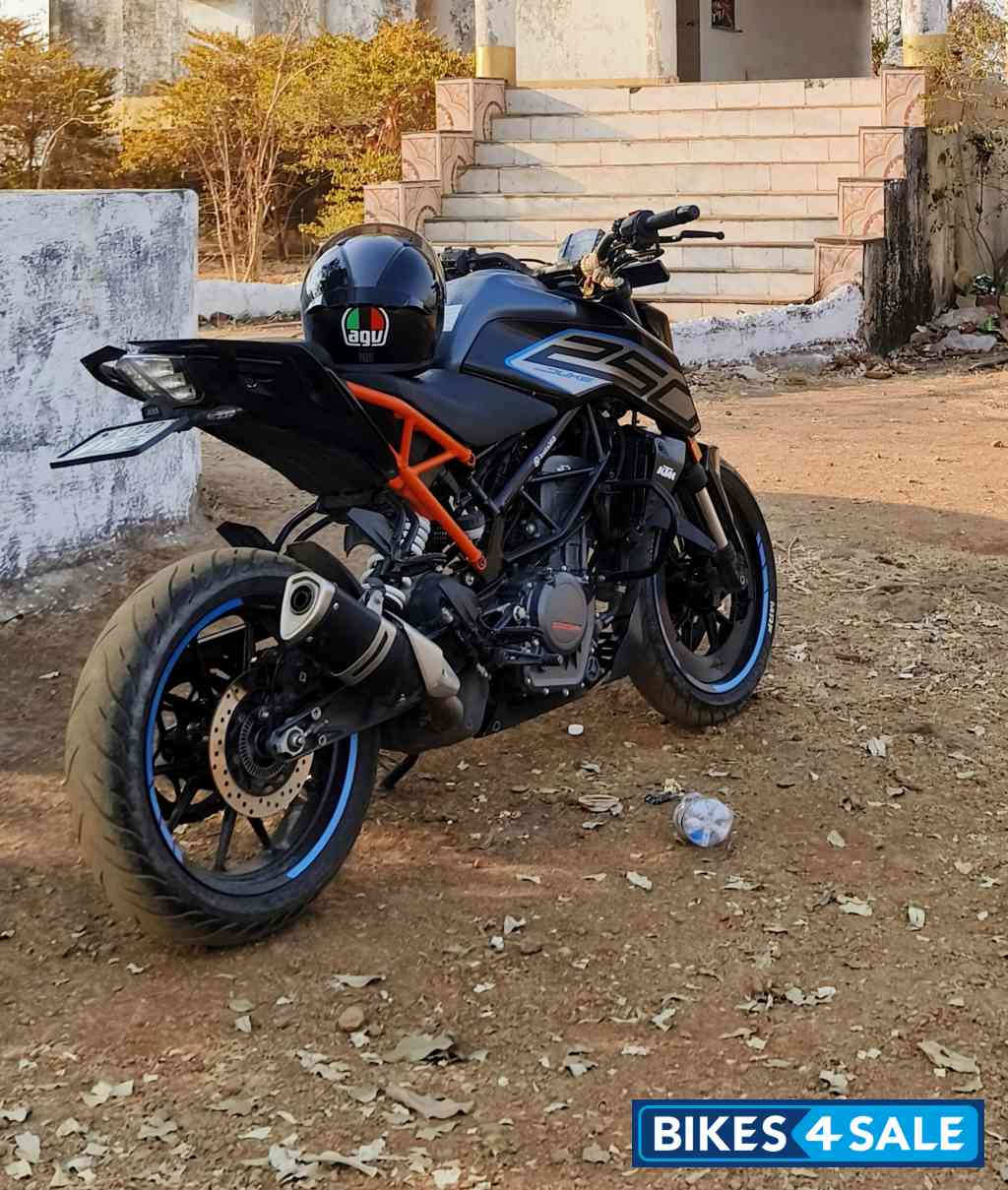 Ebony Black Mat KTM Duke 250 2022