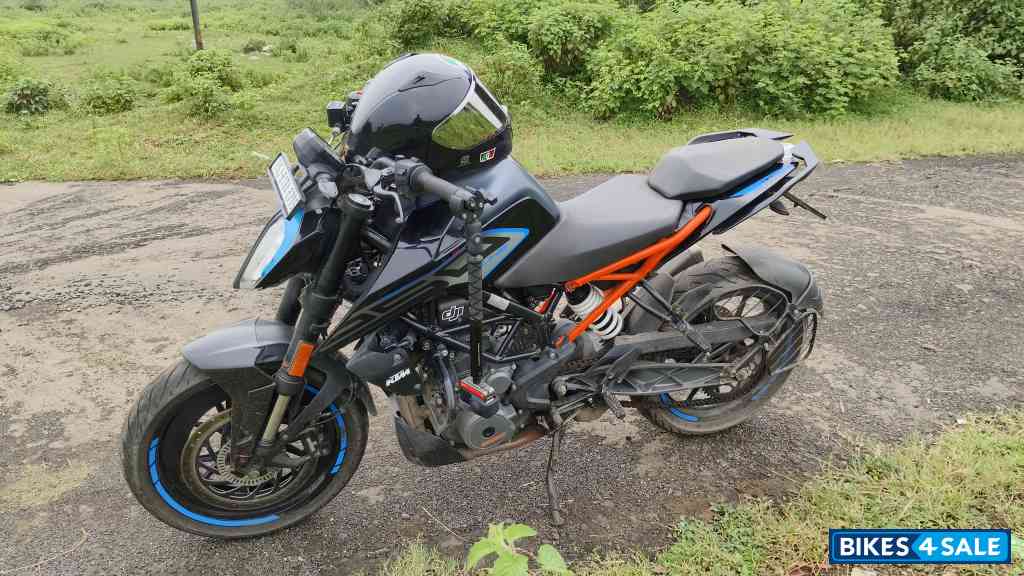 Ebony Black Mat KTM Duke 250 2022