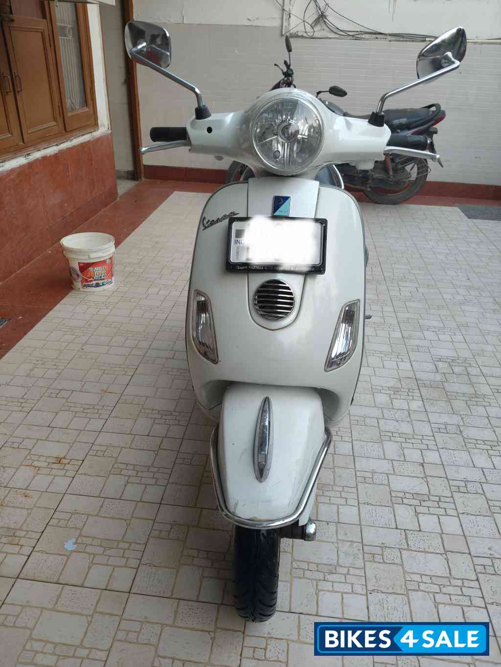 White Vespa LX 125