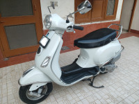 White Vespa LX 125