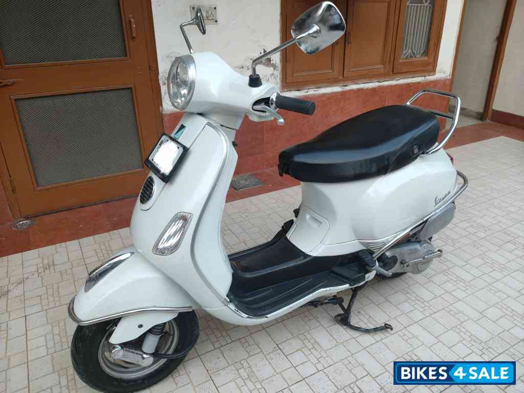 White Vespa LX 125