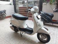 White Vespa LX 125